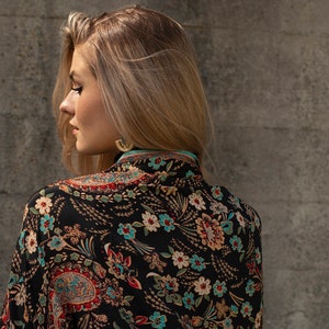 kimono negro con estampado de colores, blusa, bata y chaqueta ligera imagen 8