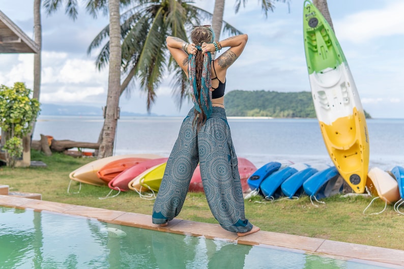 luftige Pluderhose mit Mandalamuster in blau mit Taschen Bild 3