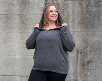 PLUS SIZE, langer einfarbiger Strickpulli mit grosser Kapuze und Daumenlöchern in grau