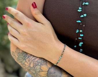 Pulseira com pequenas pedras turquesa reais, ajustável