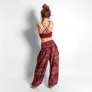 Yoga Top mit detailliertem Rückenmuster, bedruckt mit dem Muster der Lebensblume, rot Bild 5