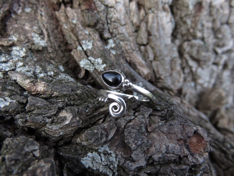 Teenring met spiraal, stippen en druppelvormige steen van zilver Onyx