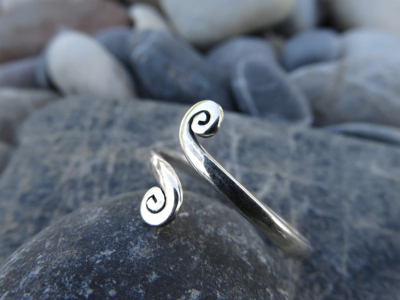eenvoudige teenring met zilveren spiralen afbeelding 2