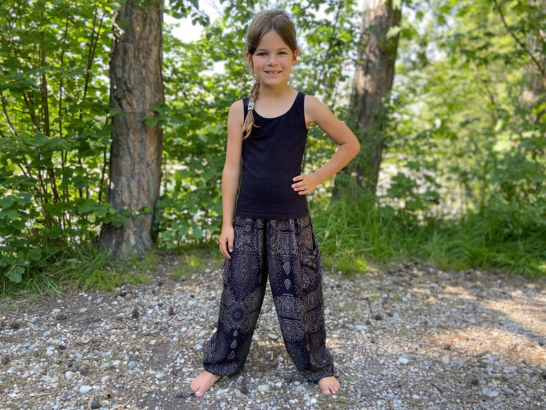 black kids pants with two pockets image 7