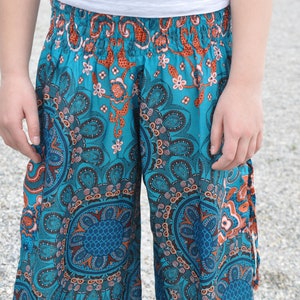 sarouel à motifs orange turquoise pour enfant, pantalon enfant, pantalon aéré pour enfant image 10