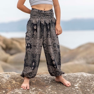 sarouel noir au motif délicat pour enfant, pantalon enfant, pantalon d'été aéré pour enfant image 3