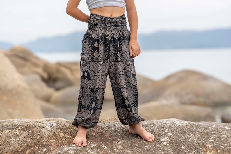 sarouel noir au motif délicat pour enfant, pantalon enfant, pantalon d'été aéré pour enfant image 3