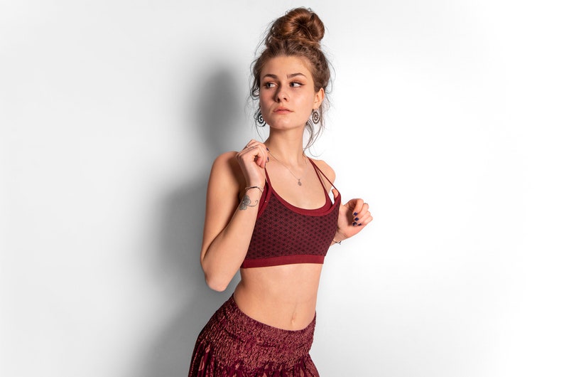 Yoga Top mit detailliertem Rückenmuster, bedruckt mit dem Muster der Lebensblume, rot Bild 6