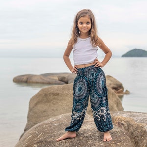 sarouel blanc bleu avec motif mandala pour enfant, pantalon enfant, pantalon d'été aéré pour enfant image 5