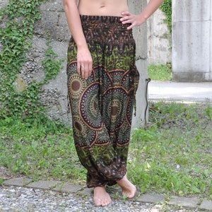 luftige Pluderhose mit Mandala Muster in braun grün Bild 8