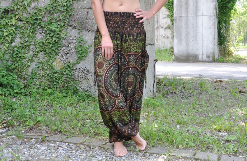 luftige Pluderhose mit Mandala Muster in braun grün Bild 8