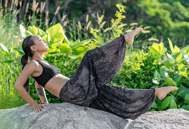 luftige Pluderhose mit floralem Muster in schwarz mit Taschen Bild 2