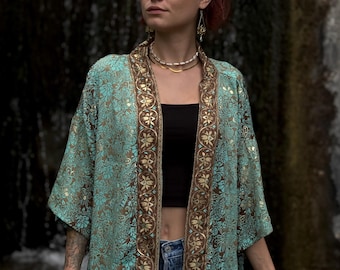 Lichtgewicht boho-kimono met een bloemenpatroon in bruin, blauw en goud.