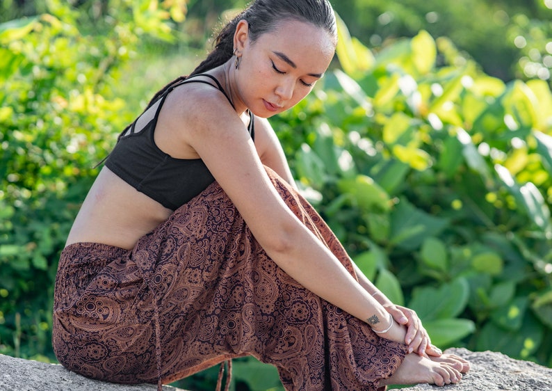 luftige Pluderhose mit filigranem Paisleymuster in braun Bild 1