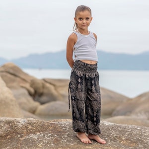 sarouel noir au motif délicat pour enfant, pantalon enfant, pantalon d'été aéré pour enfant image 5