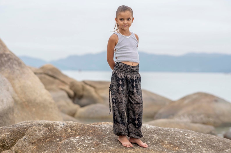 sarouel noir au motif délicat pour enfant, pantalon enfant, pantalon d'été aéré pour enfant image 5