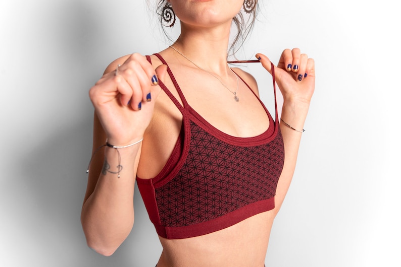 Yoga Top mit detailliertem Rückenmuster, bedruckt mit dem Muster der Lebensblume, rot Bild 2