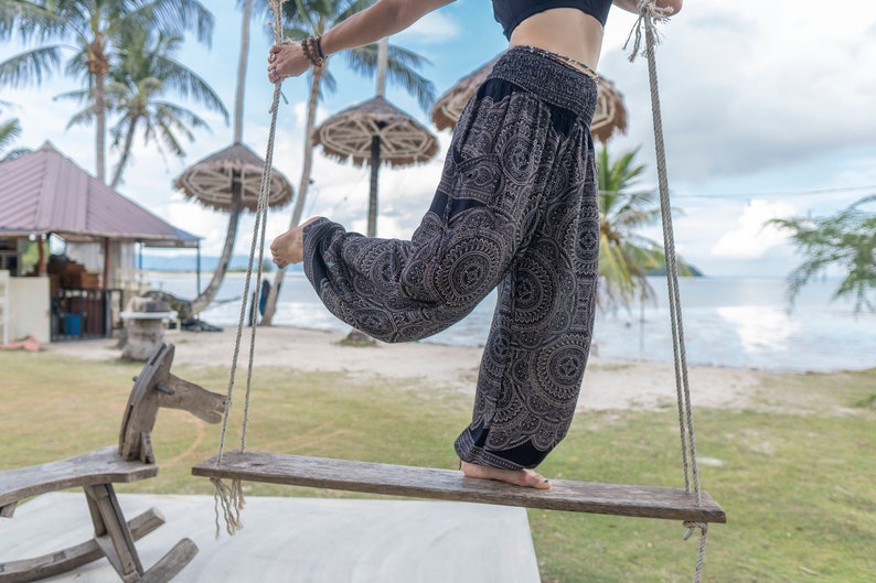 luftige Pluderhose mit Mandalamuster in schwarz mit Taschen Bild 7