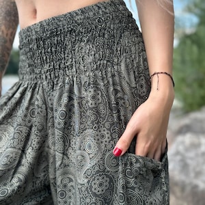 Può includere: Pantaloni grigi con stampa paisley, vita con coulisse e una tasca laterale.