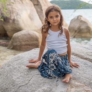 sarouel blanc bleu avec motif mandala pour enfant, pantalon enfant, pantalon d'été aéré pour enfant image 4