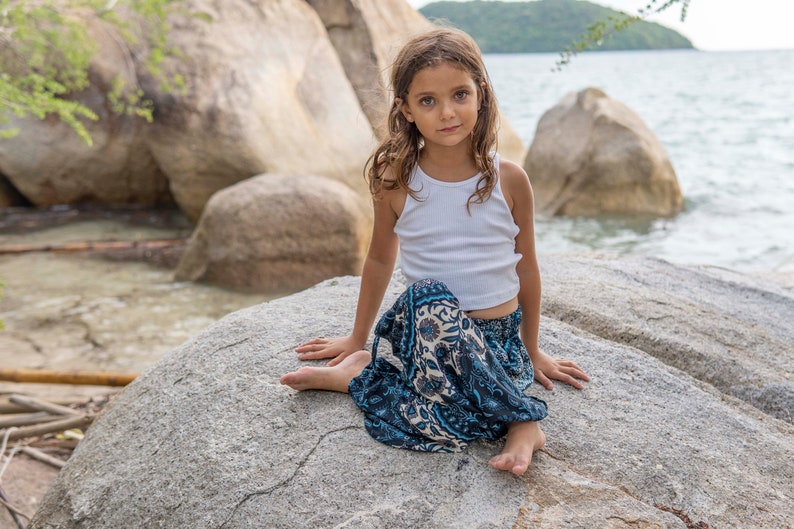 sarouel blanc bleu avec motif mandala pour enfant, pantalon enfant, pantalon d'été aéré pour enfant image 4