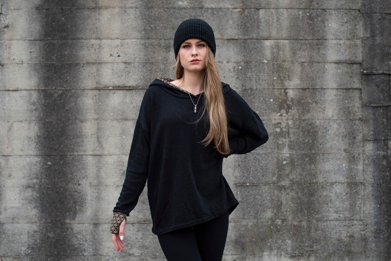 pull long en maille avec capuche à motif et trous pour les pouces en noir image 2