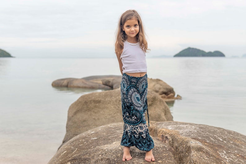 sarouel blanc bleu avec motif mandala pour enfant, pantalon enfant, pantalon d'été aéré pour enfant image 8