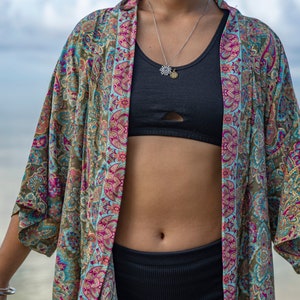 bunt gemusterter Kimono, Bluse, Überwurf, leichte Jacke in grün, rosa und hellblau Bild 7