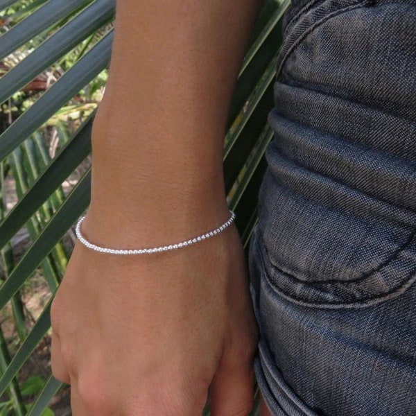 schlichtes Armband aus kleinen Silber Kugeln mit Karabiner