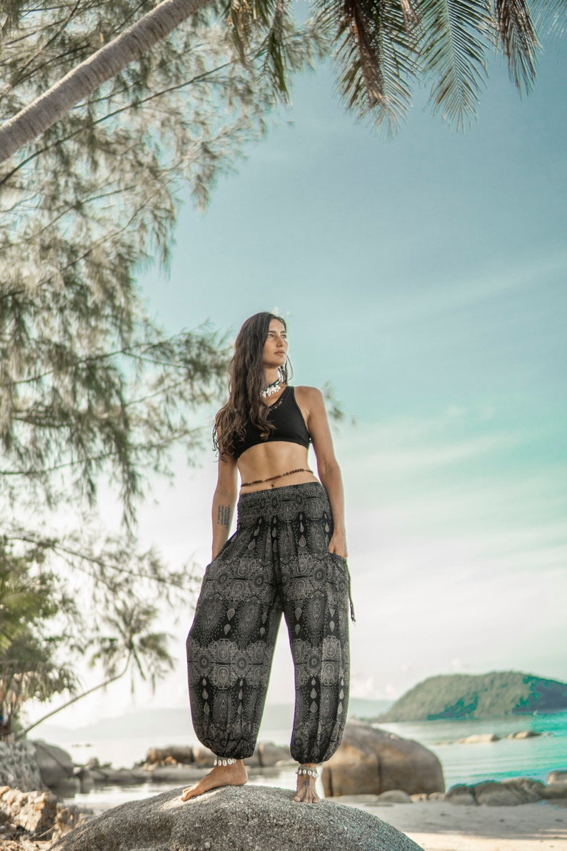 luftige Pluderhose filigran gemustert in schwarz mit Taschen Bild 9