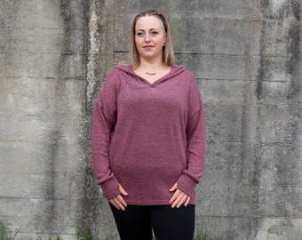 PLUS SIZE, langer einfarbiger Strickpulli mit grosser Kapuze und Daumenlöchern in rosé rot