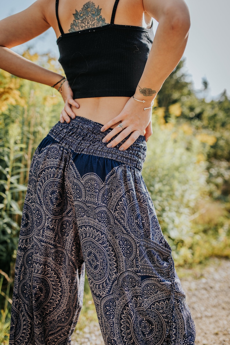 Pantalones bombachos aireados con estampado de mandala en azul oscuro con bolsillos imagen 8