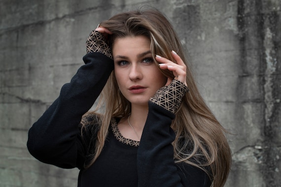 Black sweater with thumb holes discount