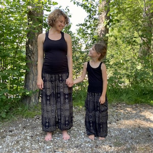 sarouel noir au motif délicat pour enfant, pantalon enfant, pantalon d'été aéré pour enfant image 9