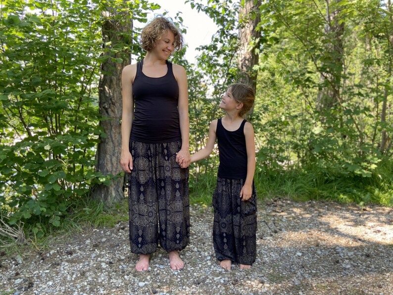 sarouel noir au motif délicat pour enfant, pantalon enfant, pantalon d'été aéré pour enfant image 9