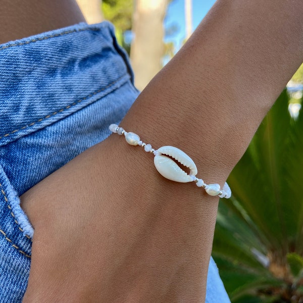 white bracelet with shell, moonstone, silver elements and pearl