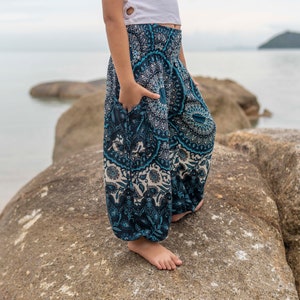 sarouel blanc bleu avec motif mandala pour enfant, pantalon enfant, pantalon d'été aéré pour enfant image 7