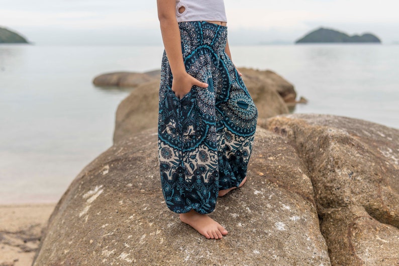 sarouel blanc bleu avec motif mandala pour enfant, pantalon enfant, pantalon d'été aéré pour enfant image 7