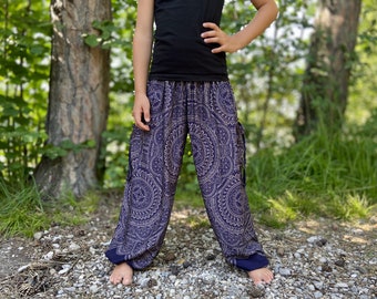 Pantaloni harem blu scuro con motivo delicato per bambini