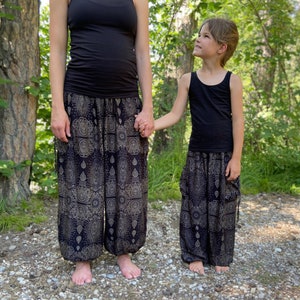 black kids pants with two pockets image 10