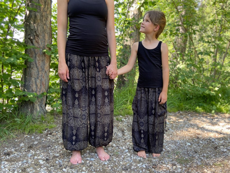 black kids pants with two pockets image 10