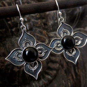 Pendientes de flores granuladas con piedra de plata. Onyx