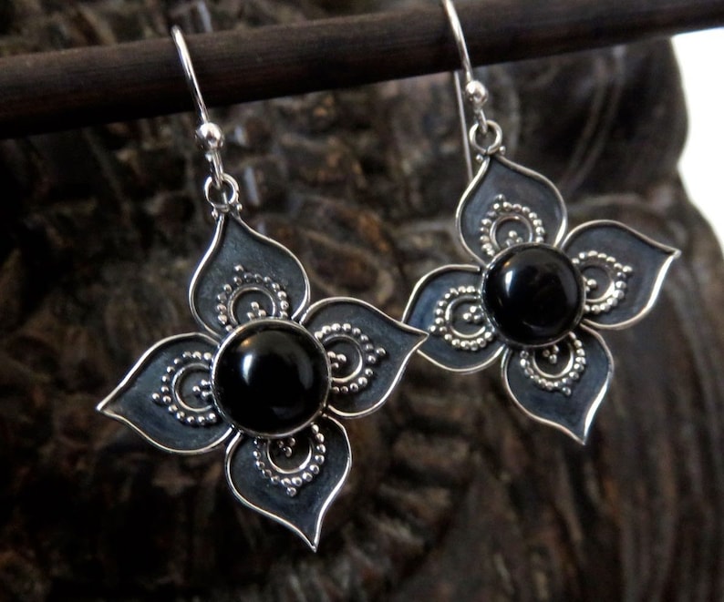 Pendientes de flores granuladas con piedra de plata. Onyx