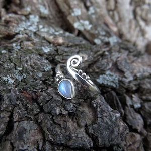 silver toering with spiral, small dots and dropshaped labradorite stone Labradorit