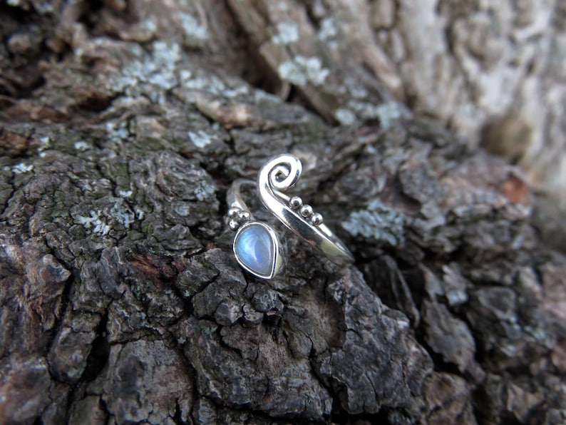 silver toering with spiral, small dots and dropshaped labradorite stone Labradorit