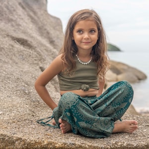 türkise Pluderhose mit filigranem Muster für Kinder, Kinderhose, luftige Sommerhose für Kinder Bild 2