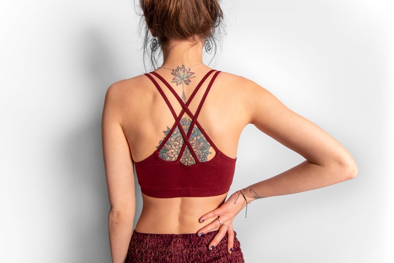 Yoga Top mit detailliertem Rückenmuster, bedruckt mit dem Muster der Lebensblume, rot Bild 1