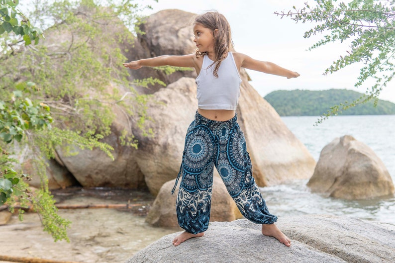 sarouel blanc bleu avec motif mandala pour enfant, pantalon enfant, pantalon d'été aéré pour enfant image 1