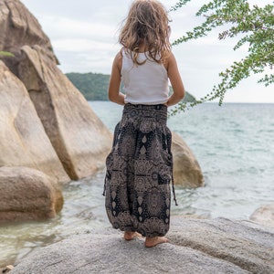 sarouel noir au motif délicat pour enfant, pantalon enfant, pantalon d'été aéré pour enfant image 6