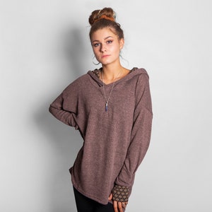 pull long en maille avec capuche à motif et trous pour les pouces en marron image 3